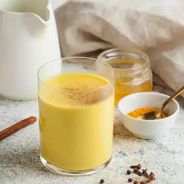 4fba05d1-968a-45c5-a09d-a1b4056b16dc_ingwer-curcuma-latte-goldene-milch-rezept.jpg - Nahrin LT Imbiero-ciberžolės latte
