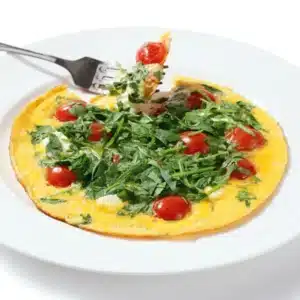 Read more about the article Omletas su kreminiu sūriu, rukola ir vyšniniais pomidorais